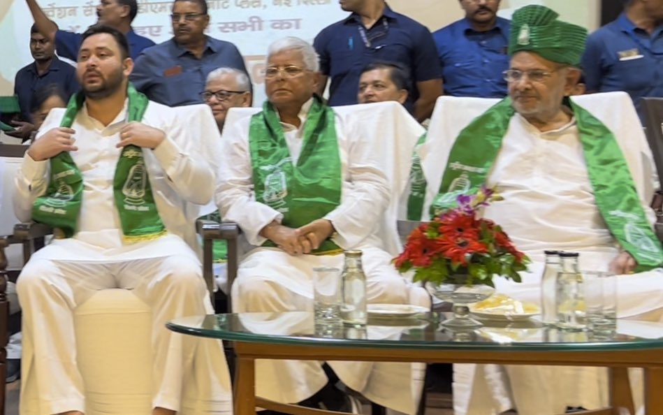TejashwiOffice's tweet photo. मंडल मसीहा, राजद के वरिष्ठ नेता, महान समाजवादी अभिभावक नेता आदरणीय शरद यादव जी के जयंती पर उनको हमारा कृतज्ञ प्रणाम।🙏🏻 

#TejashwiYadav #SharadYadav #RJD https://t.co/I5TEOWiA2Z