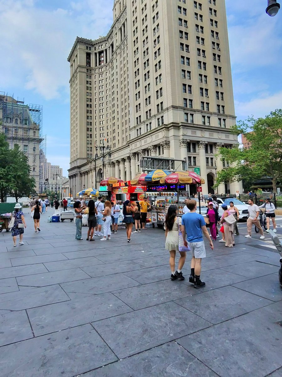 Waited to try and catch a glimpse of Diddy coming out…but no 🎲🎲

Street vendor game was on point though.  *not in frame - fresh fruit y aguas frescas*