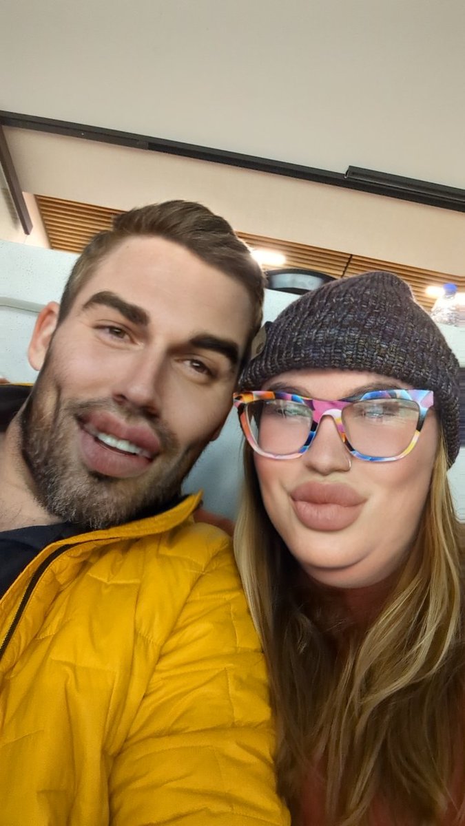 julia_button's tweet image. me and my man when we first met 4 years ago and me and my man now 🥹💕💕💕