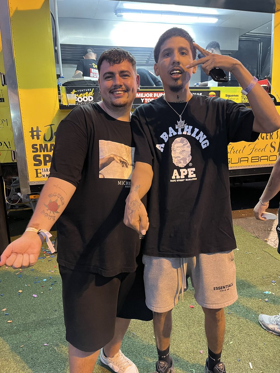 daniidl_'s tweet photo. @eladiocarry_on En el rbf me saqué una foto con él y le enseñé mi tatuaje y nunca pude verte a pesar de que Suazo me dijo que lo intentaría, quiero verte cuando podría https://t.co/988arm0qDT