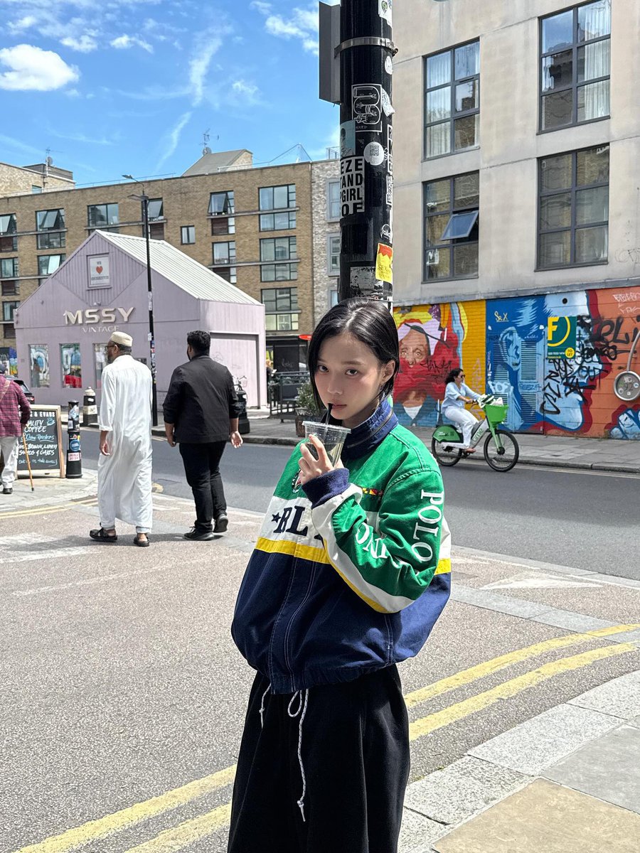 Nemenin tuan putri jalan.