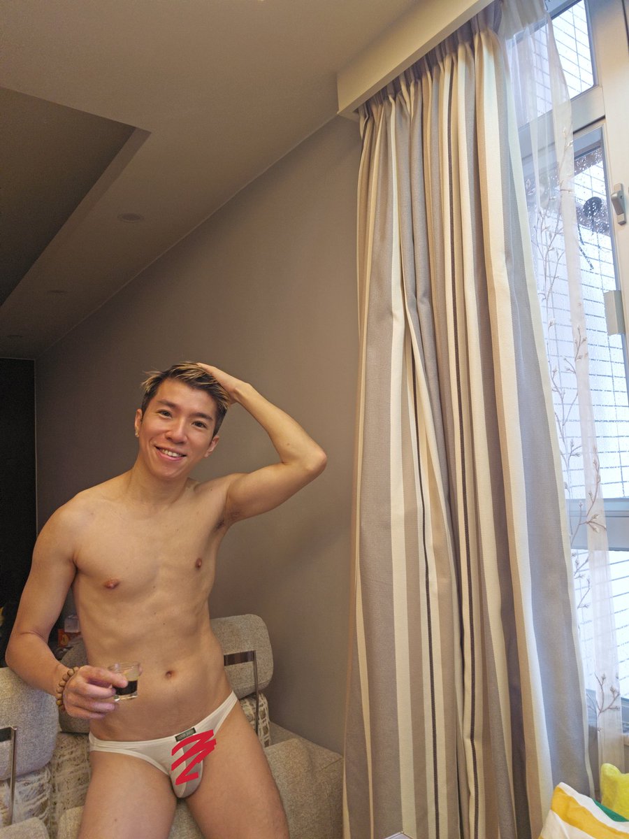 Happy holiday
比起外出喝酒，這兩天給了自己滿滿的ME TIME... 
各位早安， COFFEE OR ME ?
（選我的你大概還沒睡醒 ( ￣▽￣)σ)
*剛睡醒對眼就是腫，體諒一下