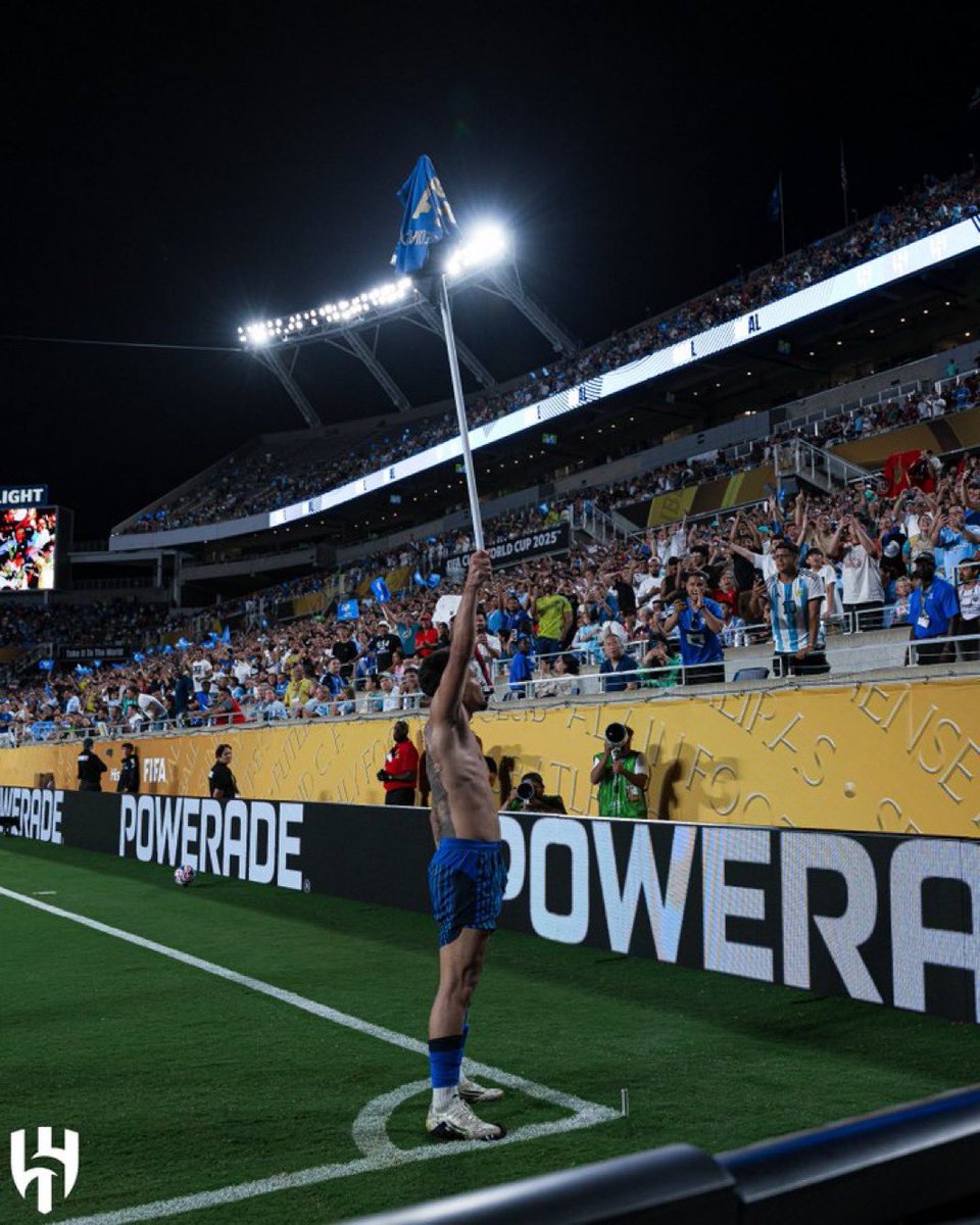 Brilliant pic (via <a href="/Alhilal_FC/">نادي الهلال السعودي</a>). #FIFACWC