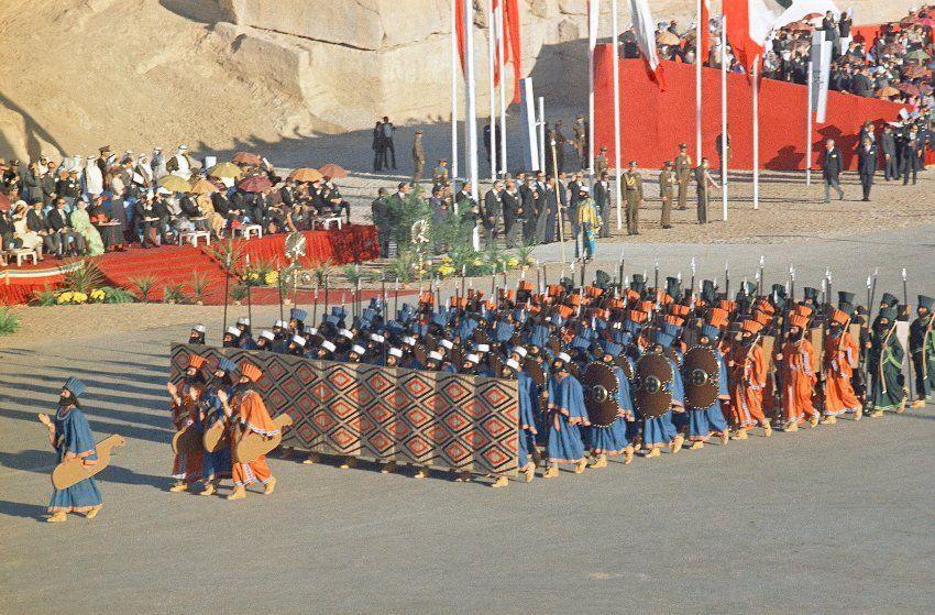 haravayin_hogh's tweet photo. Thread w/excerpts on 🇮🇷 historiography. By today's emphasis, one would think Cyrus' Persia was always key to 🇮🇷-identity. 
But pre 1900s, Iran's knowledge of its pre-Islamic past was near-zero, the era's few real recalled figures (Alexander) so distorted to be unrecognisable.🧵 https://t.co/fVsAXsgVRM