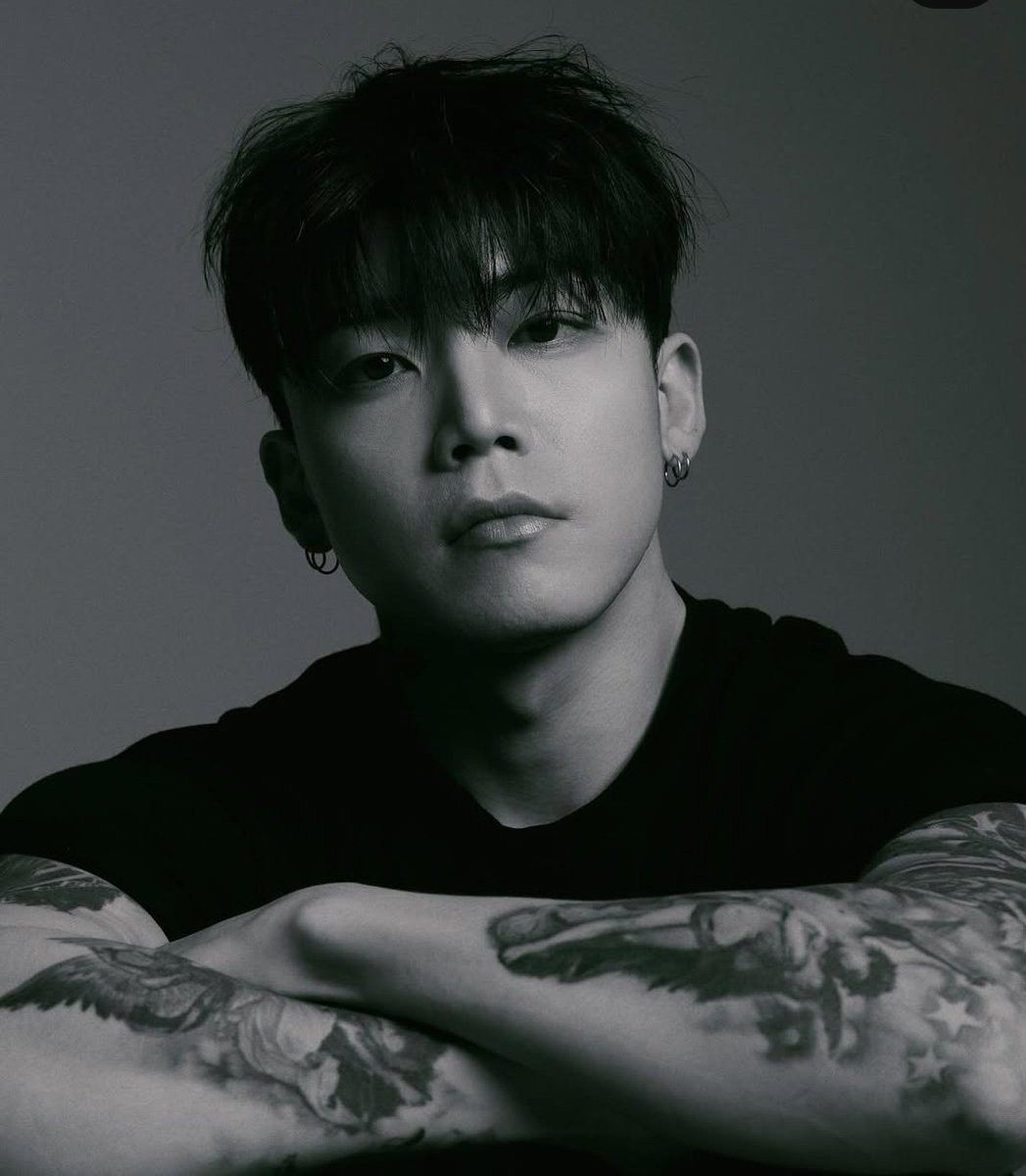 dumbasses are calling him ugly but hyeri knows better bc she got a hot tattooed and pierced handsome boy for her 😚 LIVING FOR WOOTAE AND HYERI