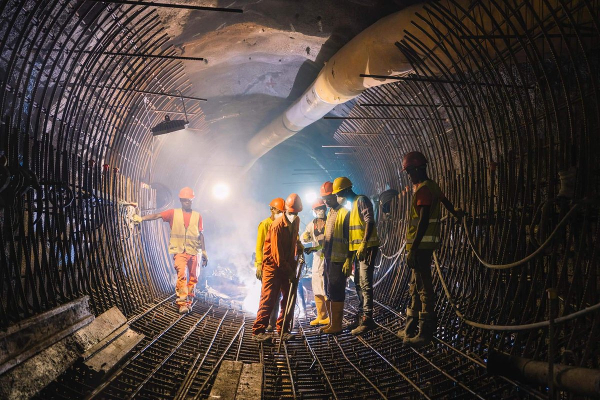 dessalegnmanaye's tweet photo. 🇪🇹 A dual effort to achieve a national goal! While some plant trees to combat climate change and deforestation, others work to complete a hydroelectric dam, harnessing clean energy. #Ethiopia: #UnitedforProgress! #NationalInterest 
@AbiyAhmedAli  @BerhanuTsegaye  @olani_daniel https://t.co/unqJ1BjsuQ