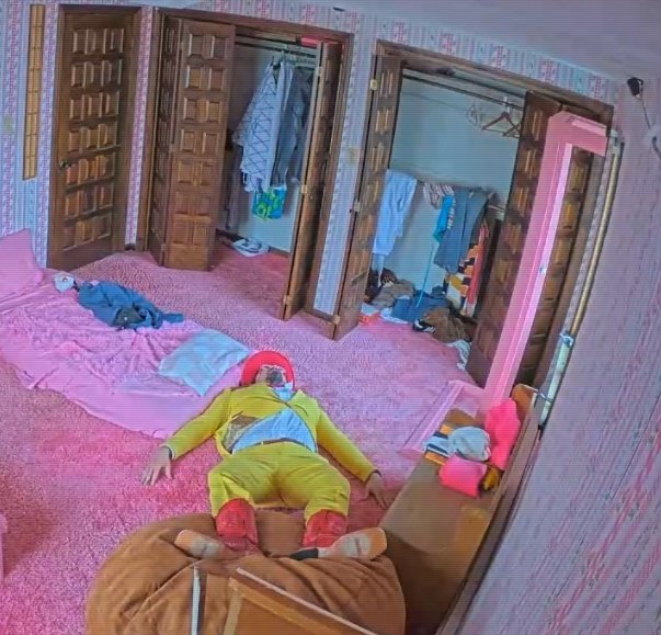 Live shot of me in my room after being deprived of kino. #fishtanklive