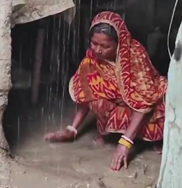 <a href="/KraantiKumar/">Kranti Kumar</a> बारिश की रिमझिम कुछ के लिए खुशी, तो कुछ के लिए मुसीबत लाती है।  
गरीबों के मिट्टी के घरों में पानी का रिसाव उनके दुख को और बढ़ाता है।  
सोशल मीडिया पर वायरल वीडियो समाज की इस असमानता को उजागर करता है।