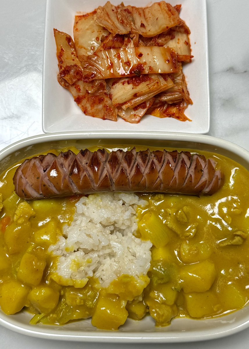 chhhomp's tweet image. 엄마표 카레에 김치 하나씩 올려먹으면 
바로 그냥 하룰라라 가는거죠