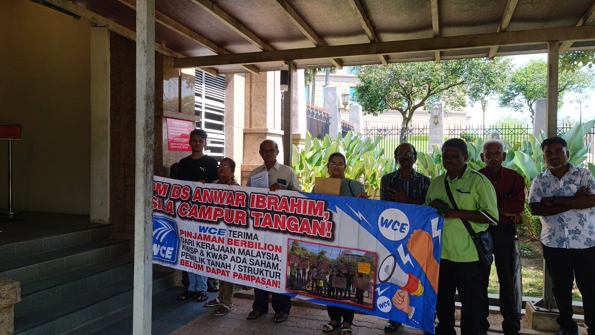 sukucomp's tweet photo. Masih tunggu 1.5 jam. Depan pejabat #PMO #DSAI mahu hantar memorandum pemilik-pemilik tanah Kg Jawa, Klang. Sudah beri surat maklumam awal semalam. ??? https://t.co/xJvWb2NVbk