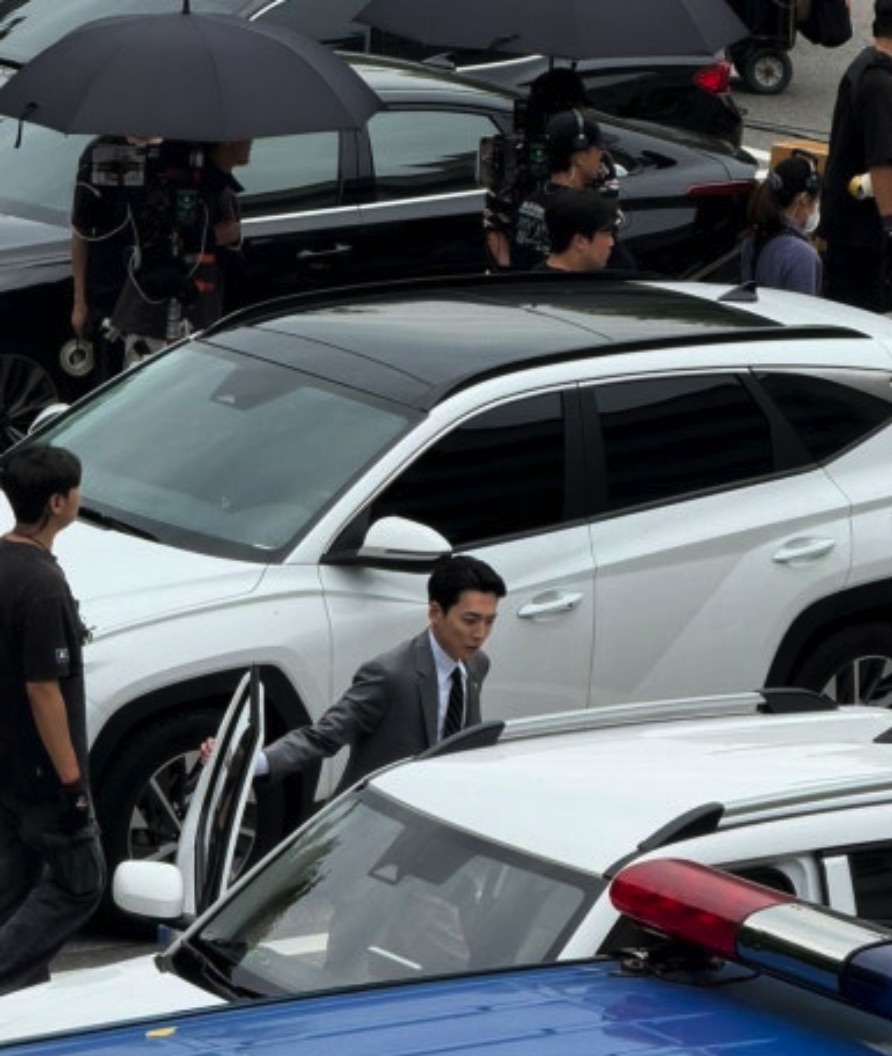 CindyW88's tweet photo. Jung Kyung-ho at the filming site of the drama “Pro Bono” 😍👍

(Credit: 양yooooonㅅㅡㅣ)

#jungkyungho #probono #정경호 https://t.co/KX9hNZGqfl