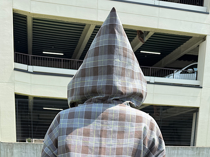 「Exclusive Collection 岡山県産しっかりとした先染コットンチェック」を使用しましたメキシカンパーカー（大塚屋岐阜店製作）の作品見本です。

ビックシルエットでラフに着られるこの一着。

滝口和代さんの「作りたくなる服」のレシピを使用しました♪
📍otsukaya.co.jp/store/products…