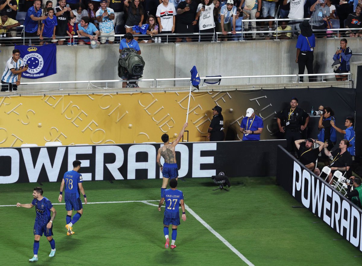 تشبه بالقمر والقمر عالي كم هو شعار الهلال
عالي لا يقبل النزول كما غيره من بقية الاندية

دمتَ عالياً يا هلال💙