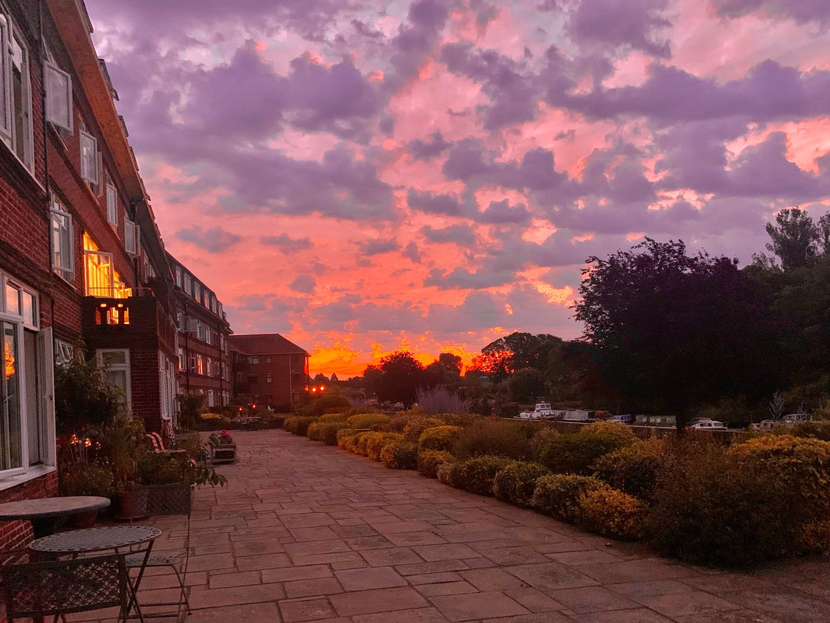 Ruth Wadey (@ruths_gallery) on Twitter photo What a glorious start to the day we had here at Twickenham.
The sky was on fire š„
<a href="/metoffice/">Met Office</a> #loveukweather #sunrise #heatwave2025 <a href="/SallyWeather/">SallyWeather</a> What a glorious start to the day we had here at Twickenham.
The sky was on fire š„
<a href="/metoffice/">Met Office</a> #loveukweather #sunrise #heatwave2025 <a href="/SallyWeather/">SallyWeather</a>