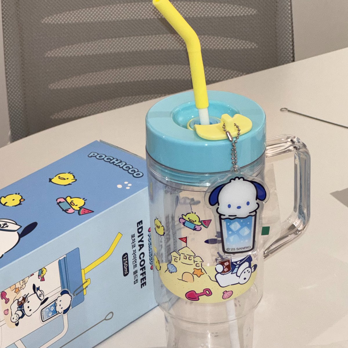 believeitornoty's tweet photo. 얘들아 이디야 뛰어가서 
1.25리터 텀블러를 갖고와,,
가격 16,900원

밖에 안나와있어서 직원분께 필히 말씀드려야함
"산리오 텀블러 꺼내달라고" https://t.co/BIrmq8Mt2M