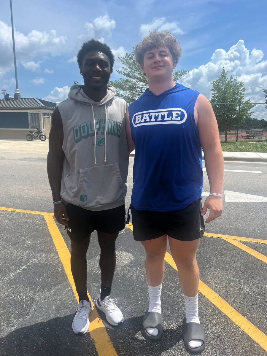 kdang0117's tweet image. Been watching @AJHenning3 cook since I was a little kid 🔥
From high school to Michigan to Northwestern… now rockin’ that Dolphins gear 🐬💪
Crazy to link up today at Lincoln-Way East! #RoleModel #GrindSeason #LWE @LWEastFootball