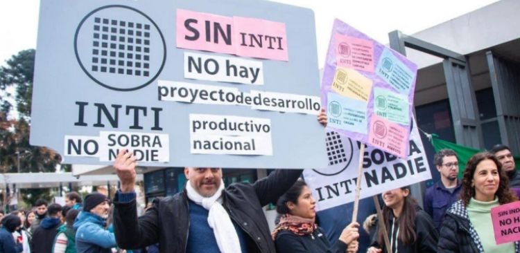 Convocan un abrazo al #INTI

Hoy a las 10hs se llevará a cabo una concentración frente al Instituto Nacional de Tecnología Industrial para denunciar el vaciamiento del organismo.

▶️  radiosur.org.ar/noticia.php?id…