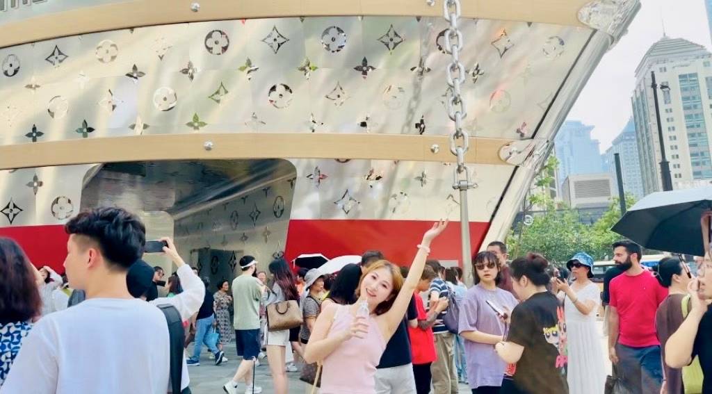 Eves_escape's tweet photo. The hottest spot in #Shanghai right now—
of course I had to come snap a pic with #TheLouis! 🛳️
✨ Shoutout to the police officer who took this for me—
good job! 📸👏 https://t.co/swzbSgZAHc