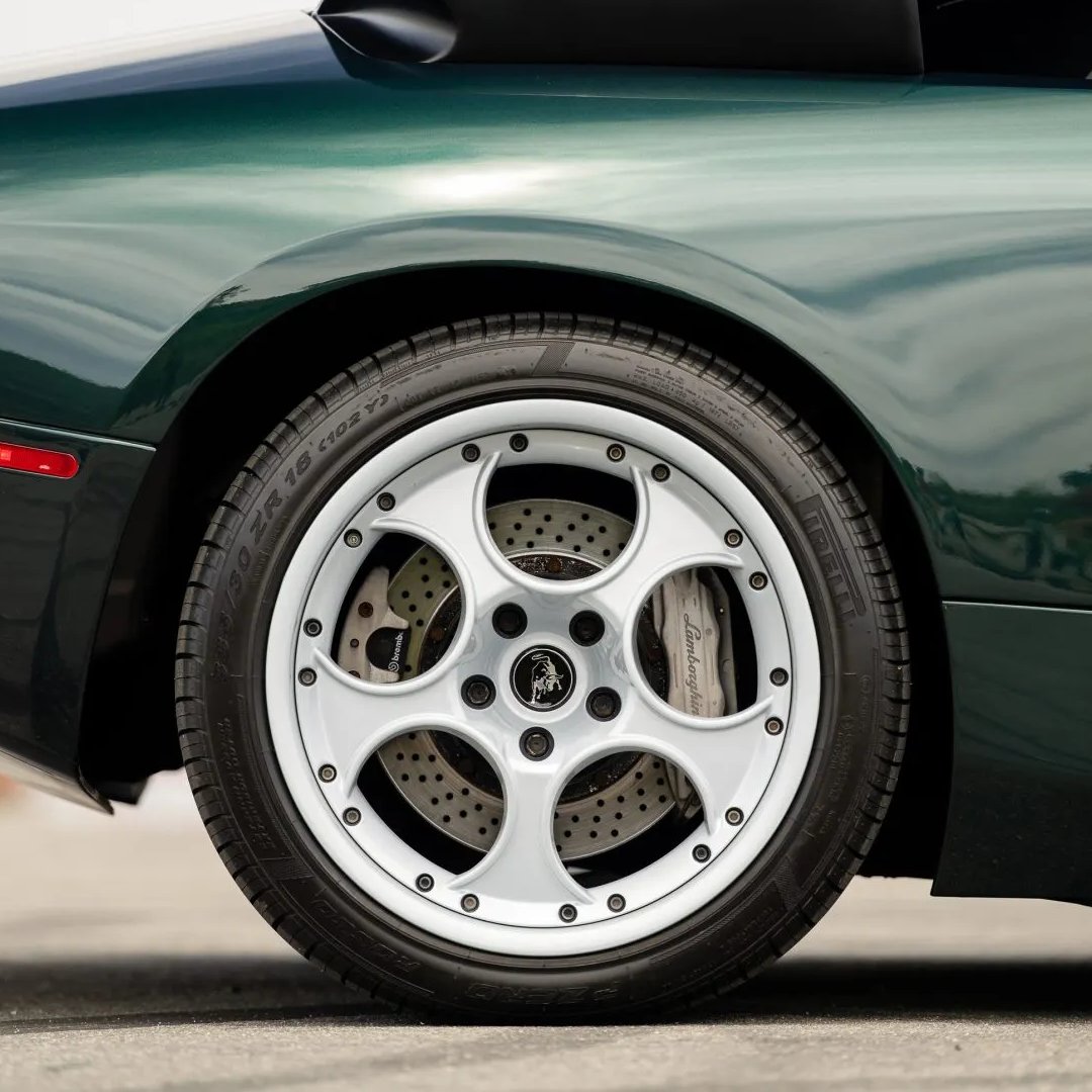 Green and gated! 🤌
 
bringatrailer.com/listing/2004-l…