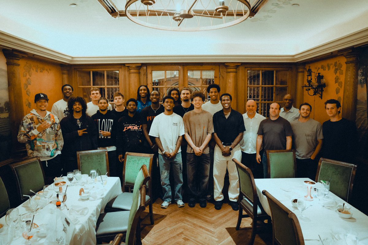 Good food, great company. 🤝

Steakhouse vibes at Lawry’s The Prime Rib tonight.

#GoBruins