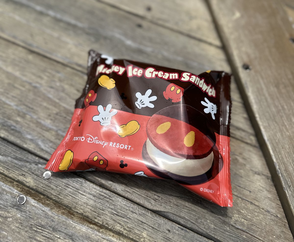 「ミッキークッキーサンドアイスおいしかった! 専用パッケージあると思わなかったから」|とらのイラスト