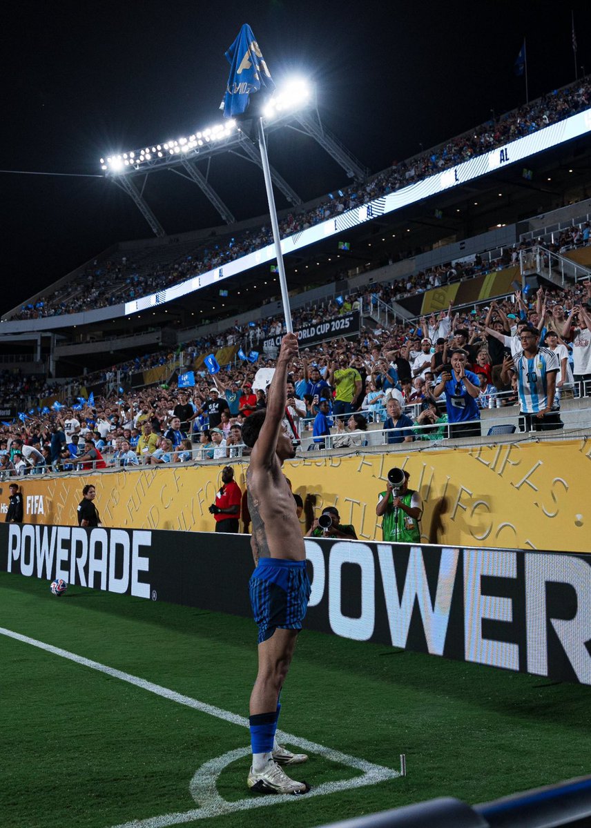 2om2r's tweet photo. هذا مشرف الوطن 
هذا كبير القارة 
هذا الفريق اللي يجملك 

بدون اي دعم لبطولة العالم الهلال يتأهل لدور الـ ٨ 
بدون مهاجمك ميترو و قائد الفريق ومدافعك الافضل الفريق يتأهل امام السيتي الفريق الافضل في اوروبا كبير القارة 💙💙💙 https://t.co/UV8cFwvbMC