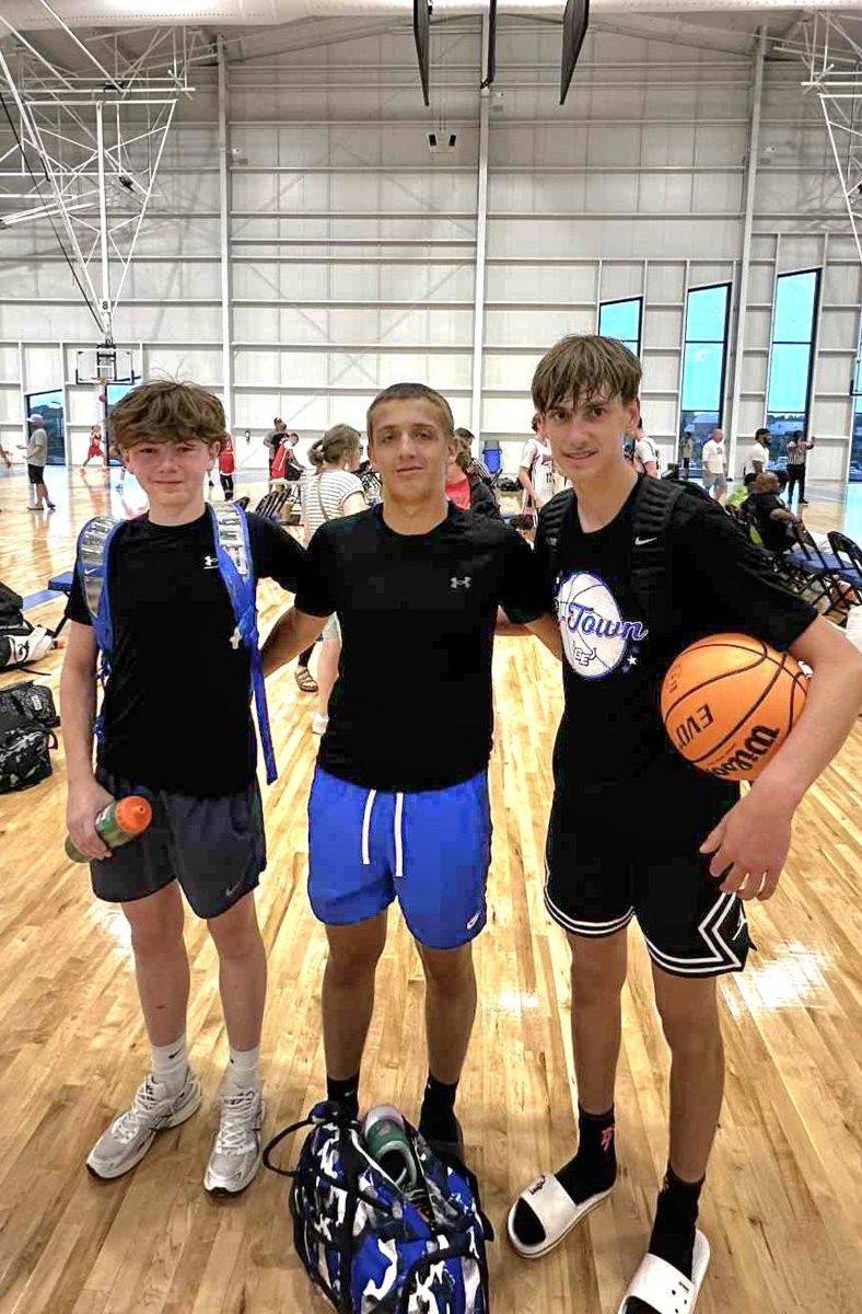 TravisBray29's tweet image. Last weekend of basketball playing for summer GEHS. Finished strong Sunday with a win against MoKan Future 47-32.
I took 30 points, and had a Double-Double.
Bring on Hardwood Classics and going extra hard with my July/August trainings 🏀