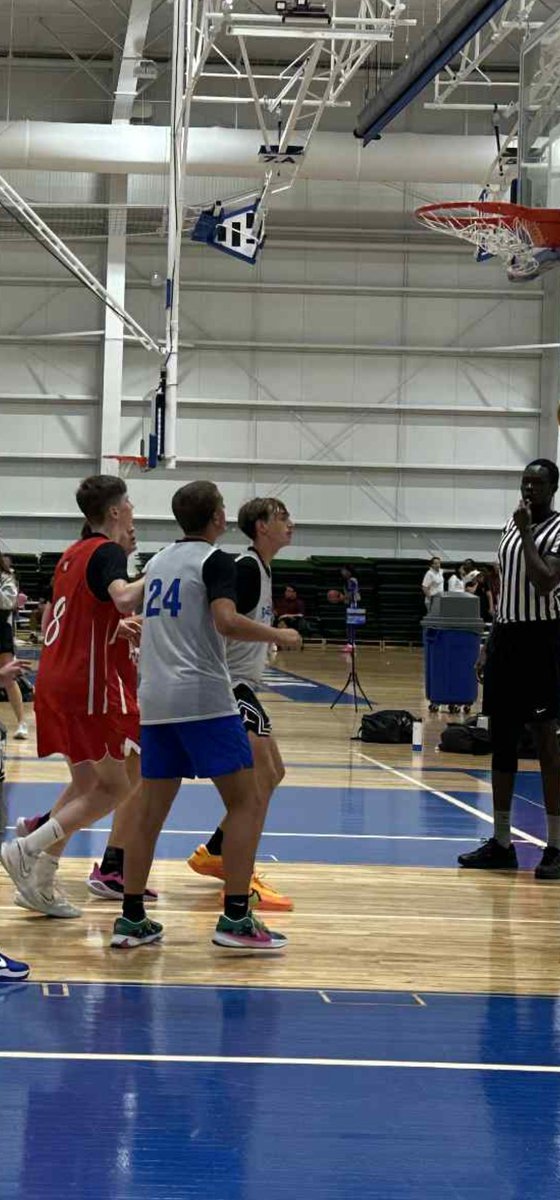 TravisBray29's tweet image. Last weekend of basketball playing for summer GEHS. Finished strong Sunday with a win against MoKan Future 47-32.
I took 30 points, and had a Double-Double.
Bring on Hardwood Classics and going extra hard with my July/August trainings 🏀