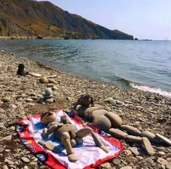 CorneliaWeigl's tweet photo. #langeWeile #amStrand
#steinig 🤣👏👏
Hauptsache, er hat's bequem 😎 https://t.co/xnYdfoi1cD