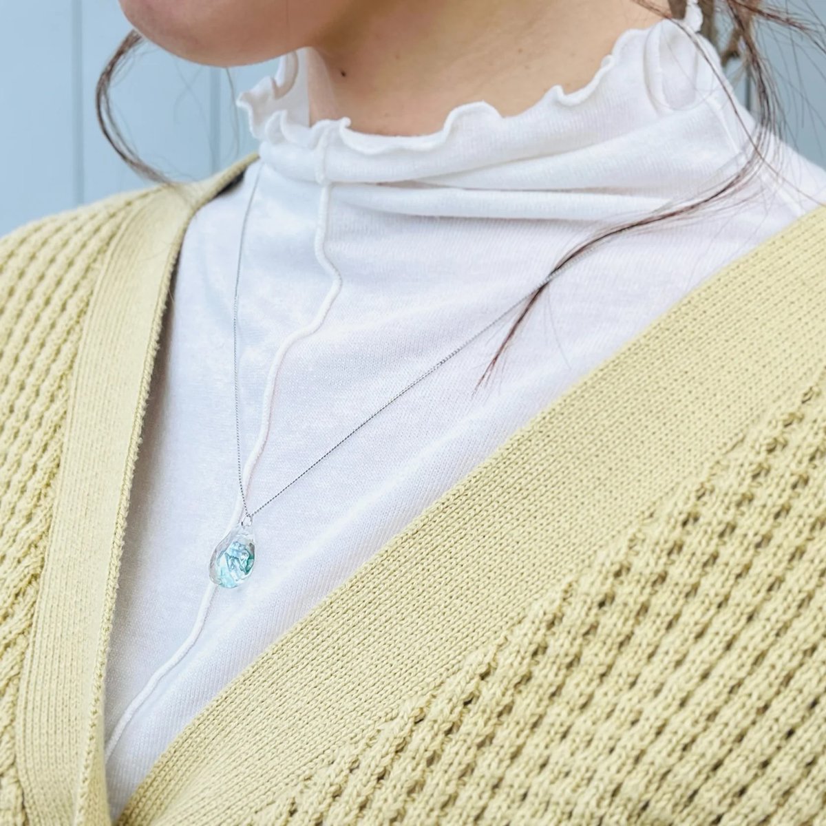 joboji's tweet image. These products support abalone farmers in Ofunato City affected by Japan's largest-scale forest fire, with a portion of sales being donated. 
They are cute and delicate accessories that capture tiny abalone shells in glass. #abalone #HANYUYUZURU matsuzawaurushi.stores.jp