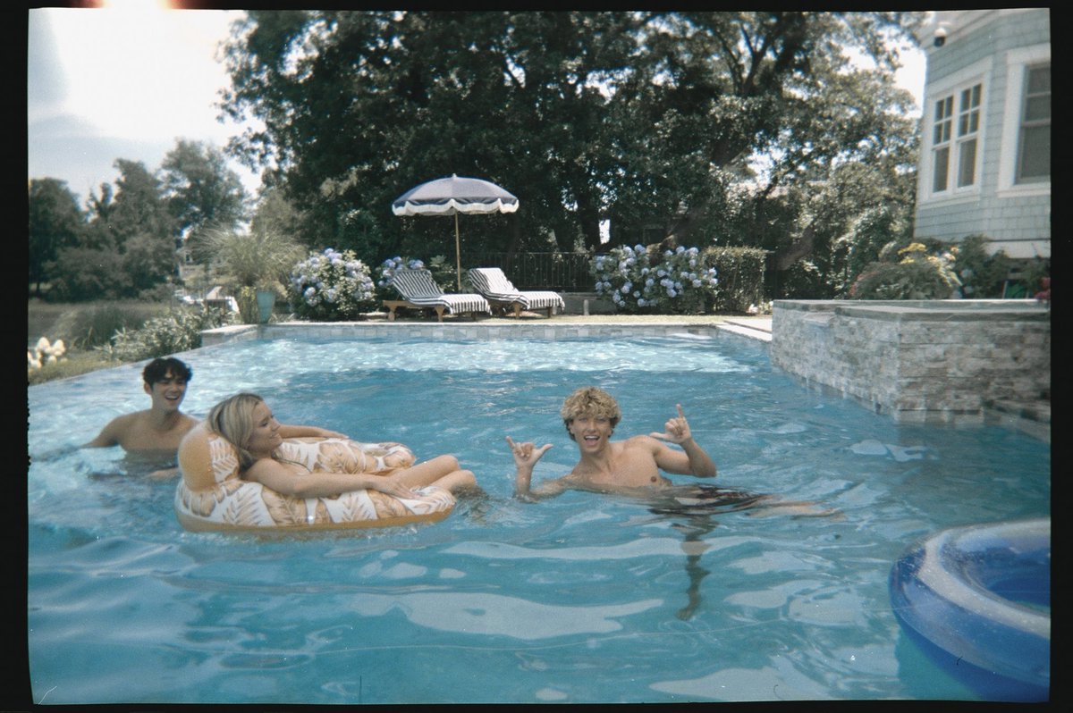 GavinGWallen's tweet photo. Pool party? https://t.co/CRI8LR7Gfm
