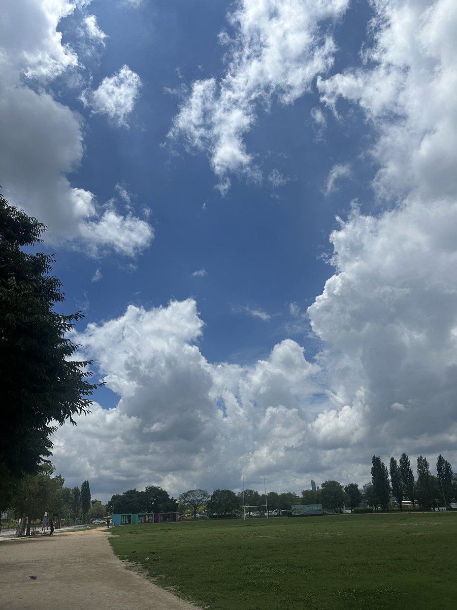 레몬셔벗 먹어야 하는 날씨임
어제 얼려둔 레몬베이스 레몬셔벗이
넘나 성공적이라는 이야기