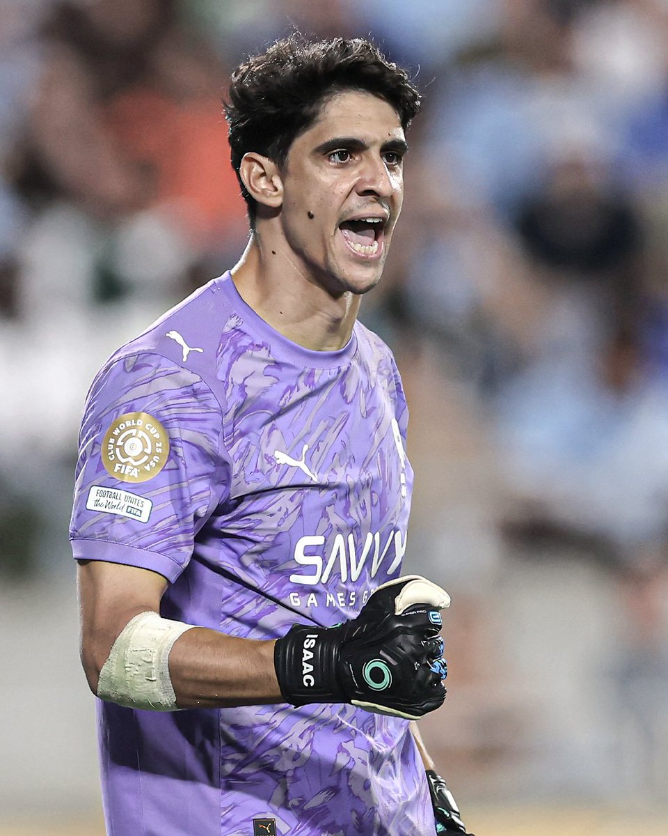 MOTM performance from Yassine Bounou this evening for Al Hilal 🧱

He had 10 saves vs. Manchester City which is tied for the most in a game this CWC 🧤

Bounou leads the tournament with 23 saves in four matches. BRICK WALL 🔥