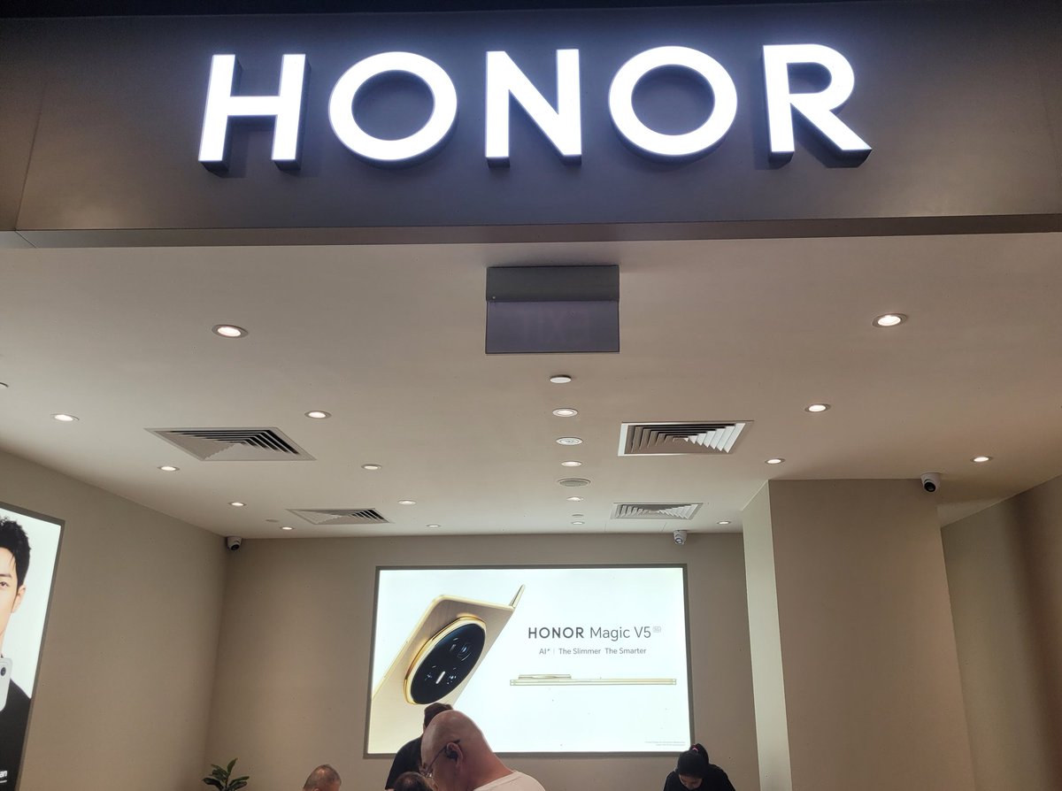 Looks like #honorsg is already gearing up their store signages for the global #magicv5 foldable phone announcement tomorrow! XD