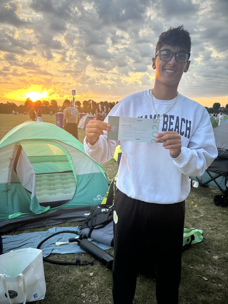 JohnWatsonSport's tweet image. The hottest ticket in town..
Zach has come all the way from NYC to watch Coco Gauff and is first in the queue this morning.
He will have the pick of the seats on Centre Court today.
We’ll hear from him on @BBCBreakfast this morning