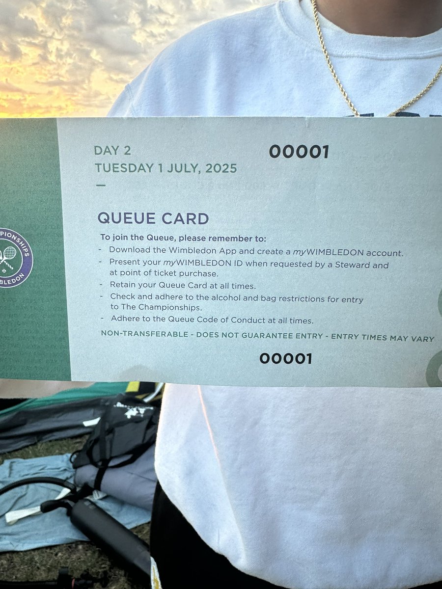 JohnWatsonSport's tweet image. The hottest ticket in town..
Zach has come all the way from NYC to watch Coco Gauff and is first in the queue this morning.
He will have the pick of the seats on Centre Court today.
We’ll hear from him on @BBCBreakfast this morning