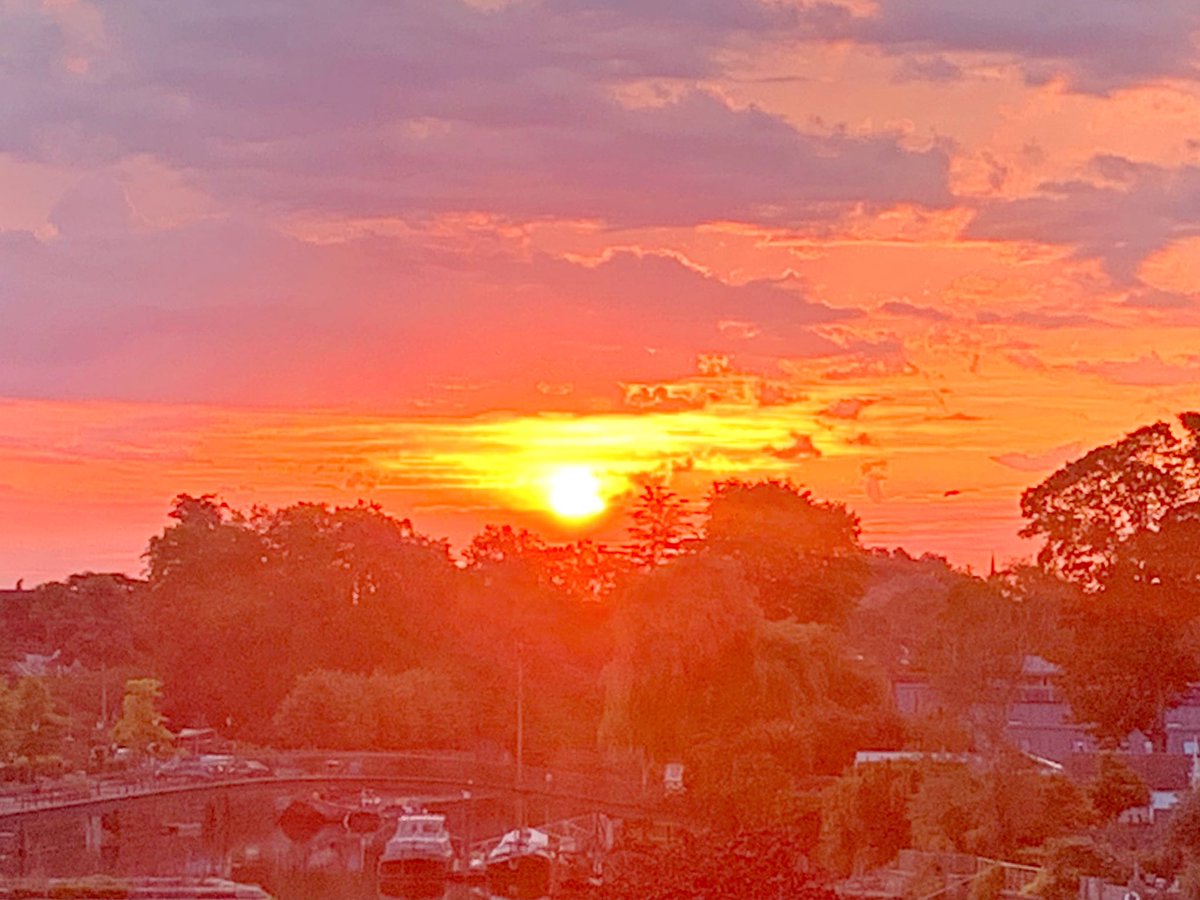 Ruth Wadey (@ruths_gallery) on Twitter photo A fiery sunrise for an extremely hot day.
<a href="/metoffice/">Met Office</a> #loveukweather #sunrise #heatwave2025 <a href="/SallyWeather/">SallyWeather</a> #twickenham #viewfrommybalcony A fiery sunrise for an extremely hot day.
<a href="/metoffice/">Met Office</a> #loveukweather #sunrise #heatwave2025 <a href="/SallyWeather/">SallyWeather</a> #twickenham #viewfrommybalcony