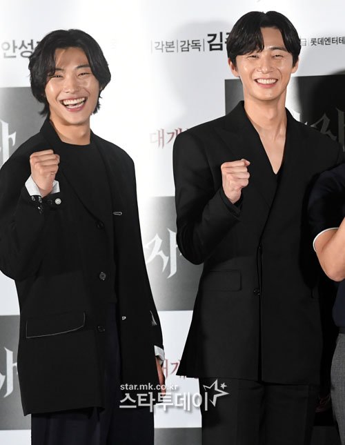 PSJUniverse_'s tweet image. #TheDivineFury press.

#ParkSeoJun #박서준