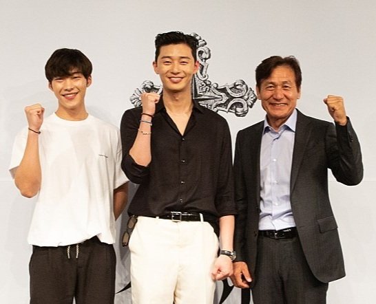 PSJUniverse_'s tweet image. #TheDivineFury press.

#ParkSeoJun #박서준
