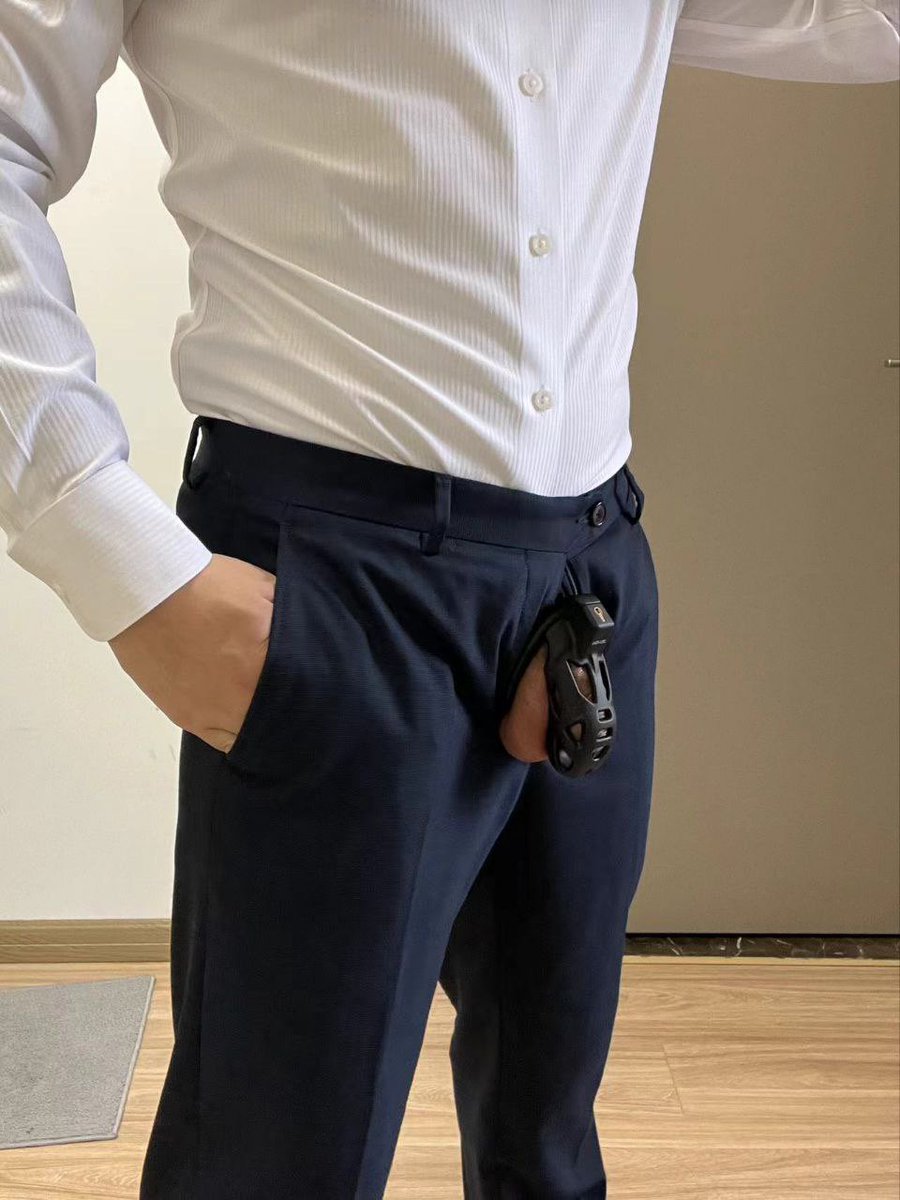 SuitLock's tweet photo. 白日人前正经，夜晚人后被操控玩弄。 https://t.co/tbXn998CLy
