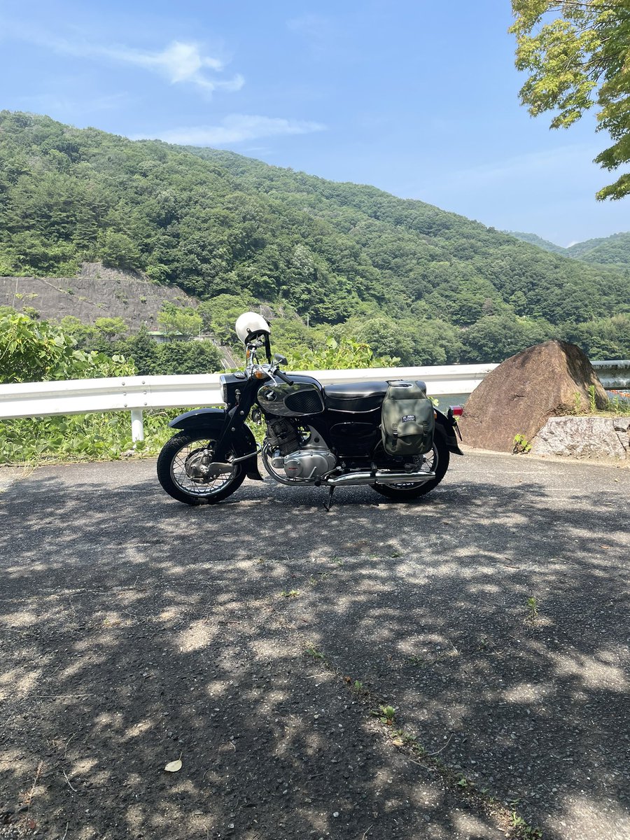 vagvagvag20002's tweet photo. 年齢に比例してバイクも古い物にするとバイクを労わると同時に身体も労わる事が出来る
#C72
#HONDA
#ツーリング
#熱中症 https://t.co/iwlYn5iFMo