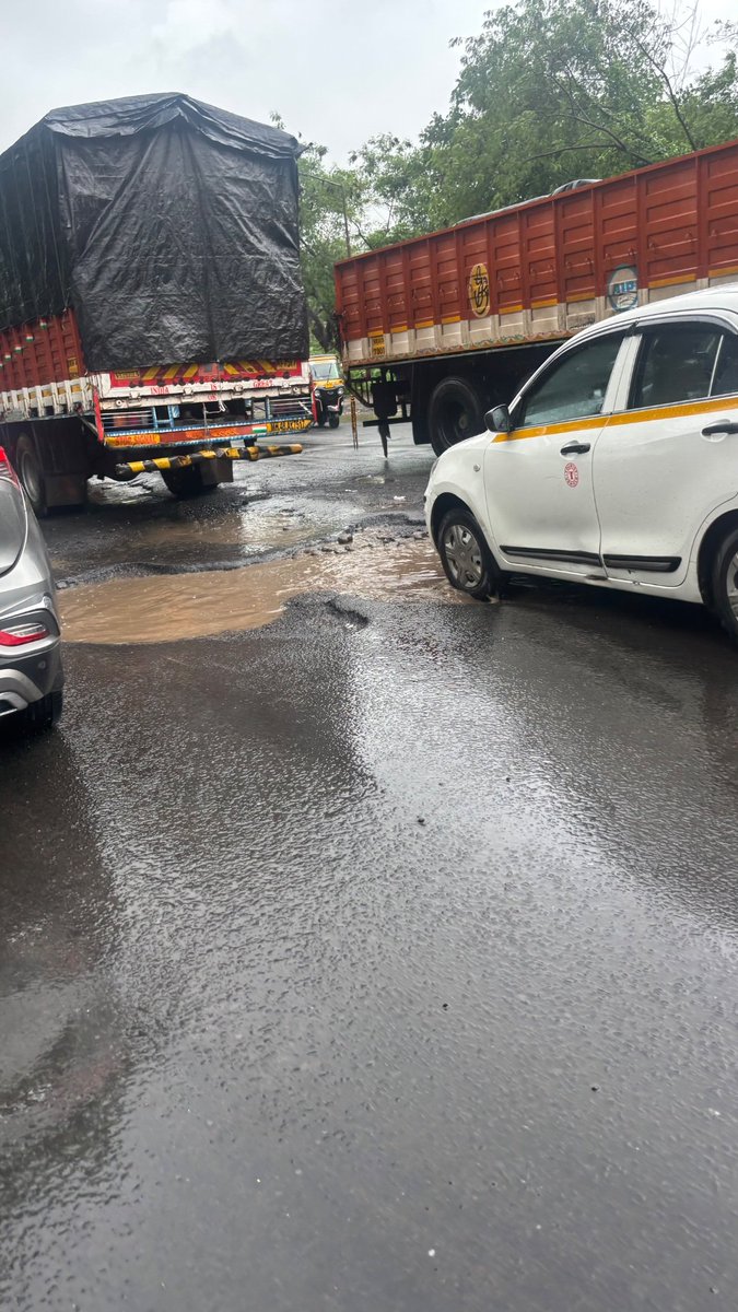 QueenofThane's tweet photo. Dear @mahapwdofficial @TMCaTweetAway @MMRDAOfficial this is the condition of Ghodbunder Road aka 'Road of Deaths' even after accidents on this road, the authorities is sleeping. Is this your #RebootingMMR ? https://t.co/mvYDmgNlb0