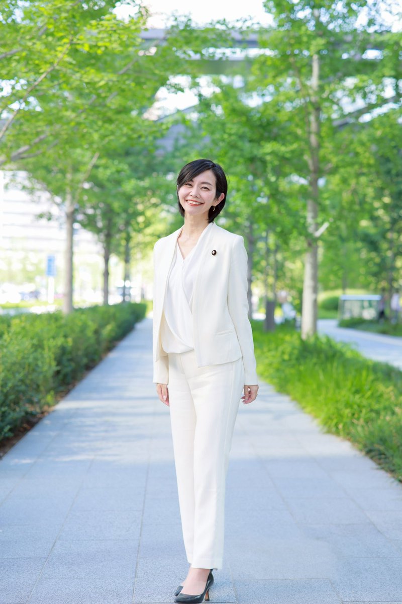 【梅村みずほＨＰより】

参政党 全国比例区立候補予定者の梅村みずほと申します。

私はこれまで１期６年の間、880万人が暮らす大阪府の代表として参議院での議会活動を積み重ねて参りました。
野党議員として116の議会で質疑をし、総理・大臣たちへ投げかけた質問は７６８問を数えます。