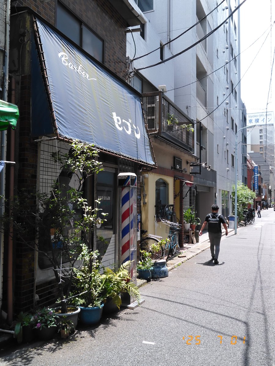 富士フイルムのXhalf を持って会社の周辺をスナップ。 オレンジの日付