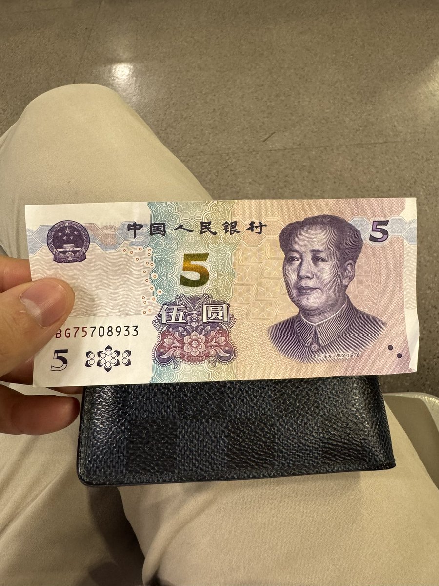 今回は名古屋発、上海経由でフランクフルト着。このまま家に帰らずイタリアへ飛んで学会発表ということで、10時間くらいフランクフルト空港に滞在予定😇上海のスタバで５元多く支払ったらしく、現金で返された。現状、中国に行く予定はないのだけど、行く理由ができた笑どこかで研究発表できないかな笑