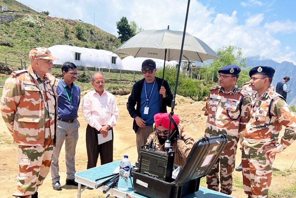 DRDO_India's tweet image. DEAL, Dehradun successfully carried out the field trials of  SDR Manpack and Compact Transhorizon Communication System (CTCS) in Joshimath, Uttarakhand. The trials were conducted in close coordination with MHA/CAPFs/DLIC user agencies and DEAL teams. Officers from various…