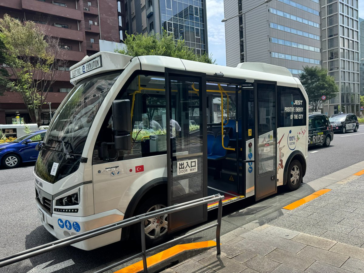 JTStokyo's tweet photo. 本日、当協会の法人会員である #アルテック(株) が輸入・販売している ＃トルコ　＃Karsan　社の小型ノンステップ電気バス ＃eJEST に試乗しました。交通弱者にも優しい設計で、静か＆社内は広々！トルコの技術力に感動しました。グラフィックにも注目。　https://t.co/BPIGE5OfIK https://t.co/WlfbokZeEJ