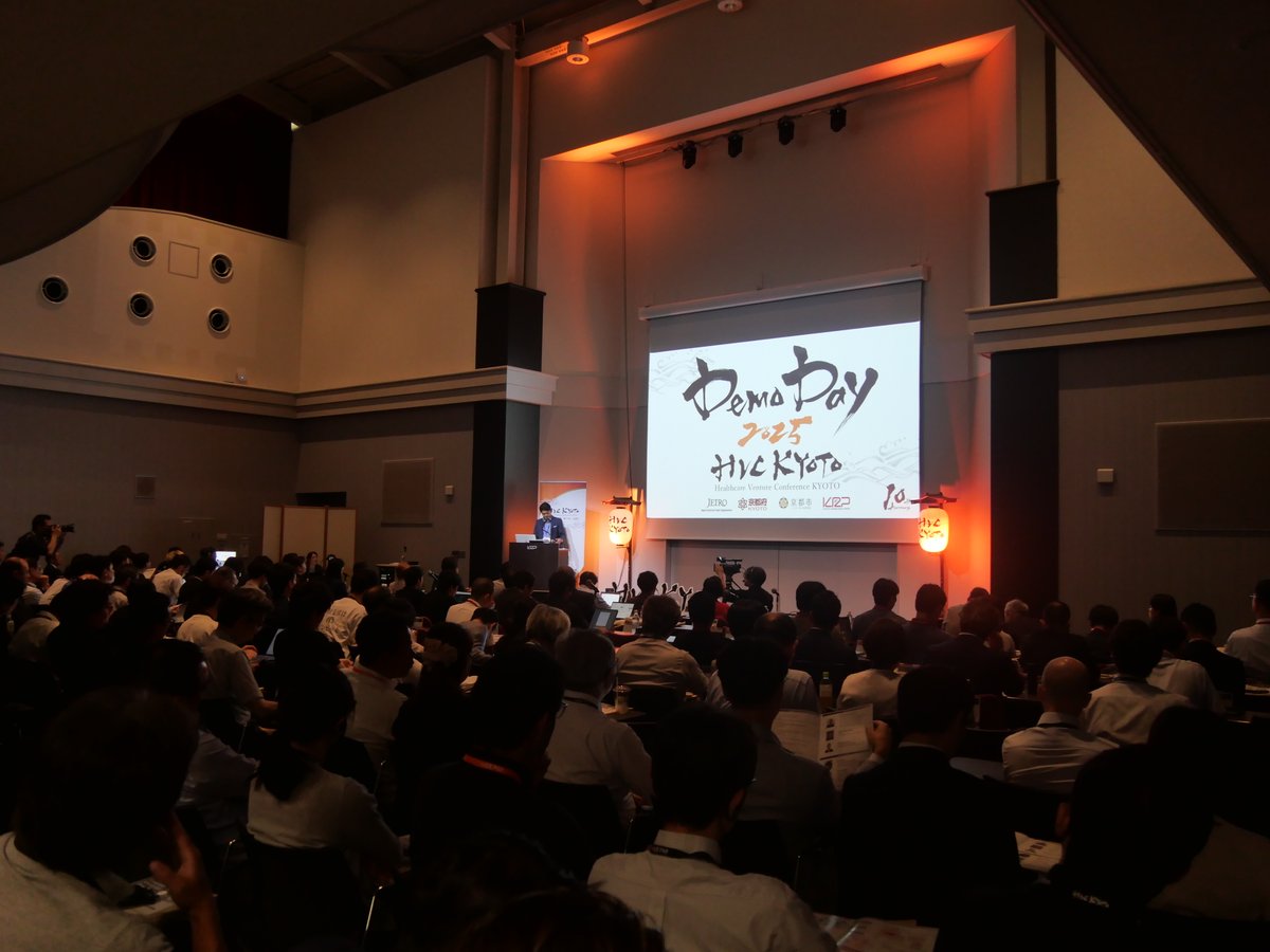 krp_innovation's tweet photo. 本日7/1(火)は、 #HVC2025 Demo Day、Day2を開催中!満席のバズホールでは、ファイナリストピッチ、海外ゲスト講演、情報提供、Fireside Chatとスペシャルな内容でお届けしています。展示会場ではアルムナイの皆様にもご協力いただき、約50社のスタートアップが出展中! #HVCKYOTO https://t.co/ElFILt7tQJ