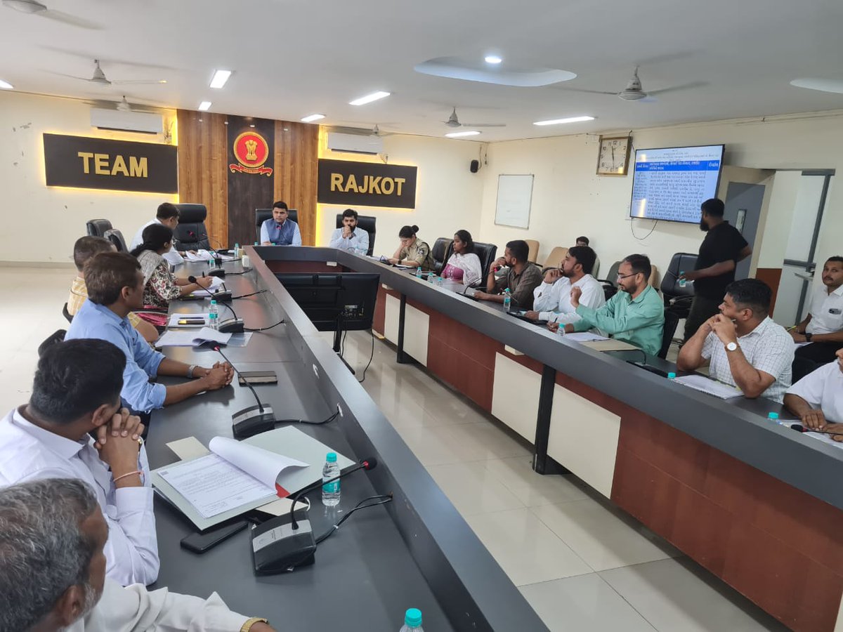 CollectorRjt's tweet image. તા.૩૦/૦૬/૨૦૨૫ના કલેકટર કચેરી રાજકોટ ખાતે  આયોજિત &apos;&apos;જિલ્લા સ્વાગત&apos;&apos; કાર્યક્રમ અંતર્ગત  જિલ્લાના નાગરિકોની રજૂઆતો-સમસ્યાઓ સાંભળી  તેમજ સંબંધિત અધિકારીઓને તેના ત્વરિત નિવારણ માટે જરૂરી સૂચનાઓ આપી.