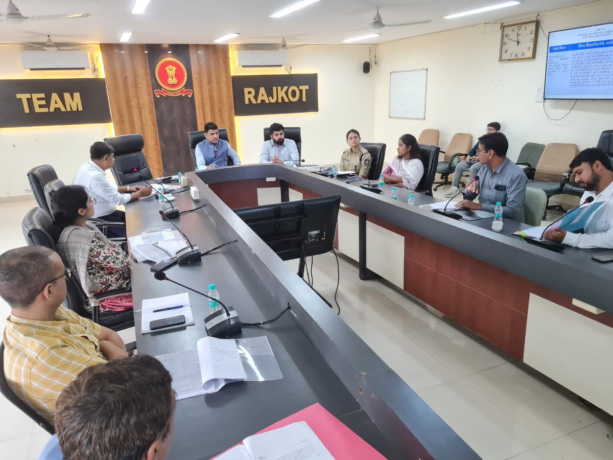 CollectorRjt's tweet image. તા.૩૦/૦૬/૨૦૨૫ના કલેકટર કચેરી રાજકોટ ખાતે  આયોજિત &apos;&apos;જિલ્લા સ્વાગત&apos;&apos; કાર્યક્રમ અંતર્ગત  જિલ્લાના નાગરિકોની રજૂઆતો-સમસ્યાઓ સાંભળી  તેમજ સંબંધિત અધિકારીઓને તેના ત્વરિત નિવારણ માટે જરૂરી સૂચનાઓ આપી.